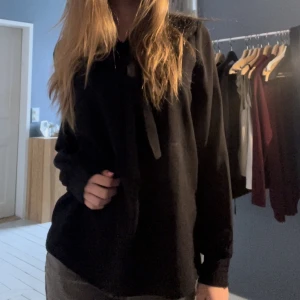 Blus - Säljer min svarta blus som jag har köpt i väldigt bra skick på secondhand. Den är i storlek 42 vilken känns konstigt eftersom den passar mig bra då jag ofta har 34/36💕💕 skriv för fler bilder💕