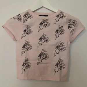 Drop Dead ängel stickad T-shirt  - Drop Dead ängel stickad T-shirt   Ovanlig och svår att hitta   Rosa stickad T-shirt med ängel motiv   Aldrig använd   Storlek 6 ( xs-s )