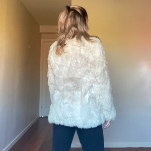 Otroligt vacker pälsjacka - Vit/beige pälsjäcka! Begagnad men gott skick. Väldigt värmande 