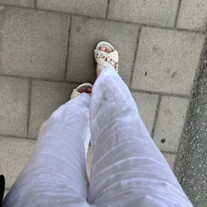 Vita Linnebyxor  - Jättefina vita linnebyxor från Ginatricot. Knappt använda så är i väldigt fint och bra skick. 