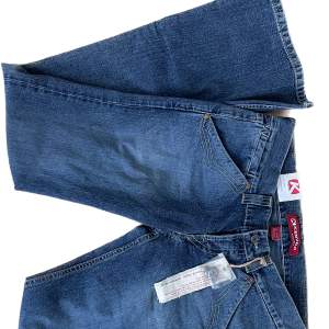 Sprillans nya jeans från märket kenvelo🙌 Väldigt låg midja och bootcut modell🥰 Passar bra i längd på mig som är 1.80, midjan ca 84 cm och innerbenet 87 cm🤩