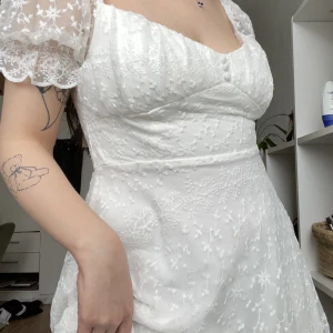 student klänning  - Har en helt oanvänd student klänning i storlek 40 från bubbleroom som jag köpte för 700kr.  Prislappen sitter fortfarande kvar på! :