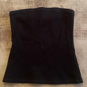 Weekday tube topp - Säljer en tube topp från weekday. Storlek S men var lite för stor för mig som vanligtvis brukar ha det❤️❤️