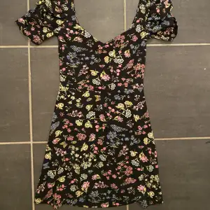 Blommig klänning från H&m! Otroligt söt men för kort för mig som är 167 🤍 90kr+ frakt 