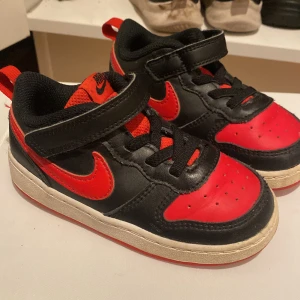 Nike barn  - Nike barn skor i storlek 25 används en sommar, hans fot växer så fort! 