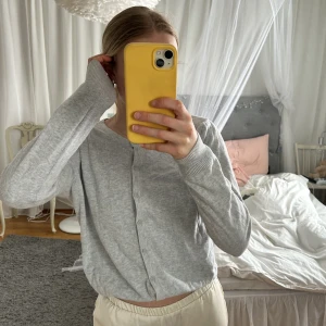 kofta  - Bestämt mig för att sälja denna fina kofta eftersom den tyvärr inte kommer till användning 💛 Insåg att kvaliten och ljuset på mina tidigare upplagda bilder inte var så bra, publicerar därför lite nya bilder som speglar koftans färg mycket bättre 💛