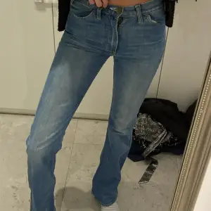 Skitsnygga bootcut jeans från Acne!💞jag är 1,70 som referens💞köp ej frakt via appen!!!💞