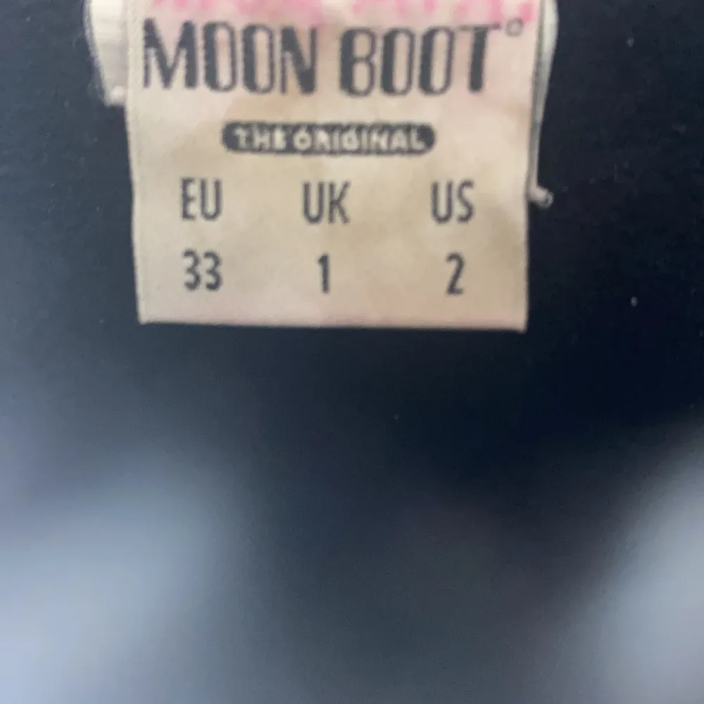 Säljer Moonboots i storlek 33. Oginalpriset är ca 1500 kr.  Dom har inga märken på sig.. Skor.