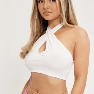 vit topp 🤍 - jättefin topp från nelly, helt nytt skick då den är helt oanvänd och det finns även prislapp kvar 🤍 säljes för 50kr + frakt 