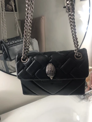 Kurt geiger väska - Intressekoll på denna väska! Bra skick, nypris är 2025kr❤️‍🔥 Skriv förslag på pris! tryck INTE på ”köp nu”!!