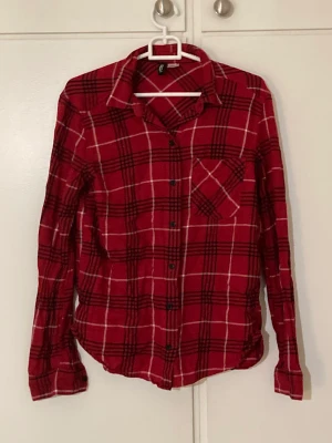 Skjort - Flanell skjorta från hm i storlek 32, knappt använd.
