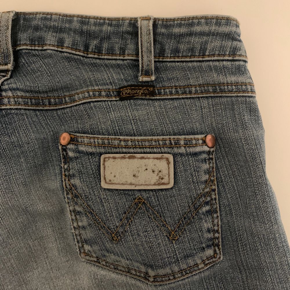 Fina jeans köpta här på plick men tycke de va lite för korta. Är ca 162cm💕 Fint skick förutom slitning på wrangler märket på bakfickan! . Jeans & Byxor.