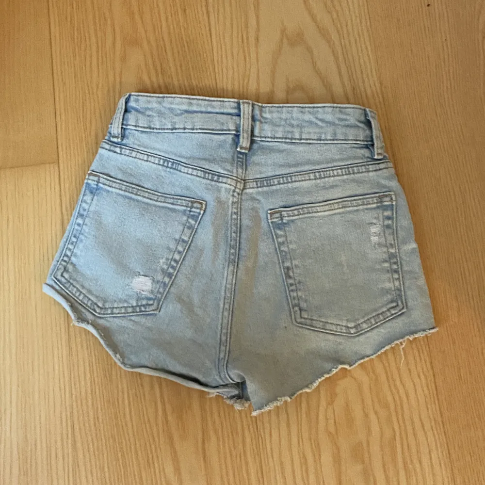 Ljusblå jeansshorts ifrån hm. . Shorts.