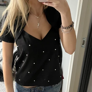Svart linne - Säljer det svarta linnet med pärlor på bilden som är från zara❤️