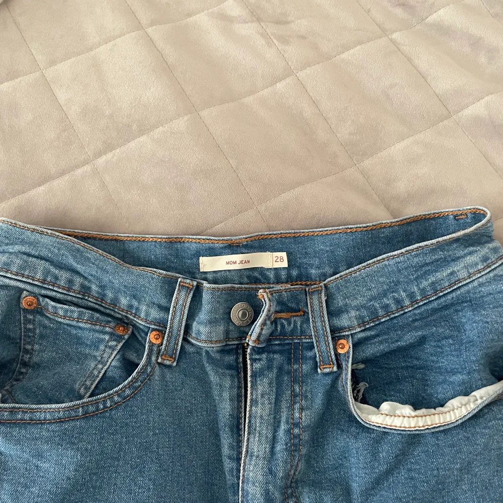 Levis Mom Jeans i storlek 28, använda 1 gång. Superbra skick💗(lite skrynkliga pga att de är nytvättade). Jeans & Byxor.