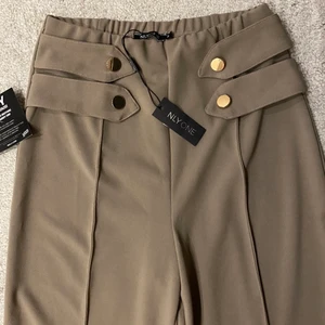 Byxor från Nelly  - Byxor från Nelly, köpta för några år sen men aldrig använda. Första bilden visar färgen bäst. Färgen heter taupe.   För långa i benen på mig som är 160, passar nog någon som är ca 165-167 cm. Väldigt höga i midjan, ovanför naveln.   Frakt 66 kr. 
