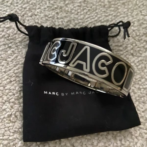 Marc Jacobs armband  - Knappt använt. Dustbag medföljer.