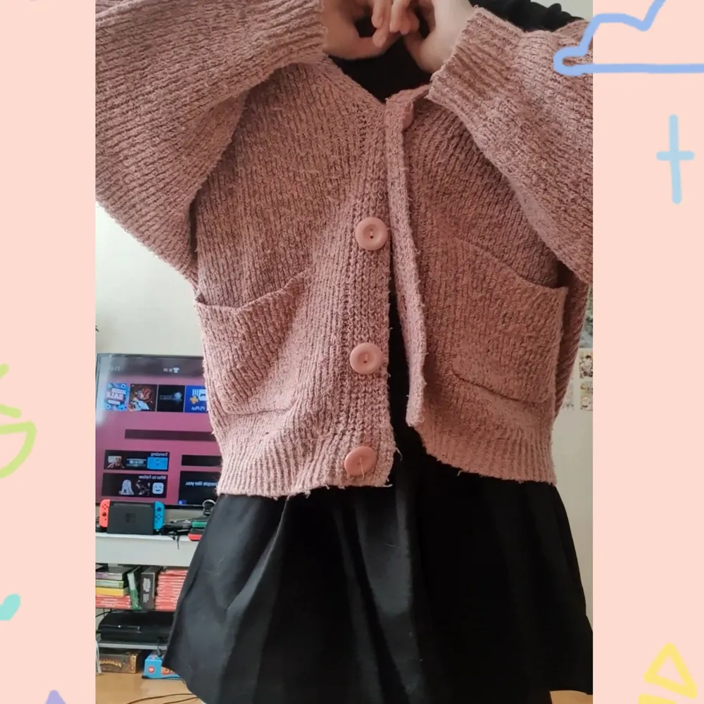 Cardigan, with no tag since I bought it, seems like a syntetic wool of sort, it's not the softest, but not terribly uncomfortable, it dresses kind of small, both when it comes to lenght and arms. No tag with washing info, but I suggest hand washing♡. Tröjor & Koftor.