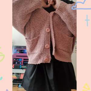 Cardigan, with no tag since I bought it, seems like a syntetic wool of sort, it's not the softest, but not terribly uncomfortable, it dresses kind of small, both when it comes to lenght and arms. No tag with washing info, but I suggest hand washing♡