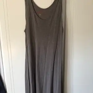 Superskön klänning från Gudrun Sjödén liten XL passar även L, färg mullvad. Fint skick