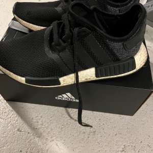 Adidas La trainers - Svarta adidas La trainers i bra skick. Storlek 42 2-3