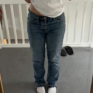 Tänkte sälja mina assnygga zara jeans som jag köpte för kanske ett år sen! De är midrise/lowrise ljusblå och raka i benen. Inga defekter. Jag har sprätt upp de där nere för att jag ville ha de längre. Midjemått: ca 39 cm Innerbensmått: ca 83 cm Jag är 163