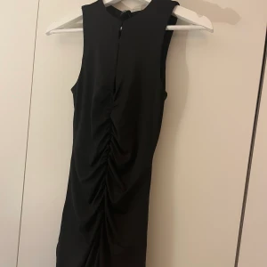 Klänning  - Aldrig använd från H&M, formar kroppen fint då den har scrunch både bak o fram, stretchig