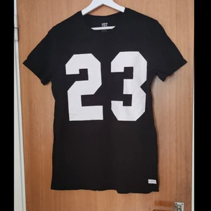 T-shirt - En t-shirt från lager 157