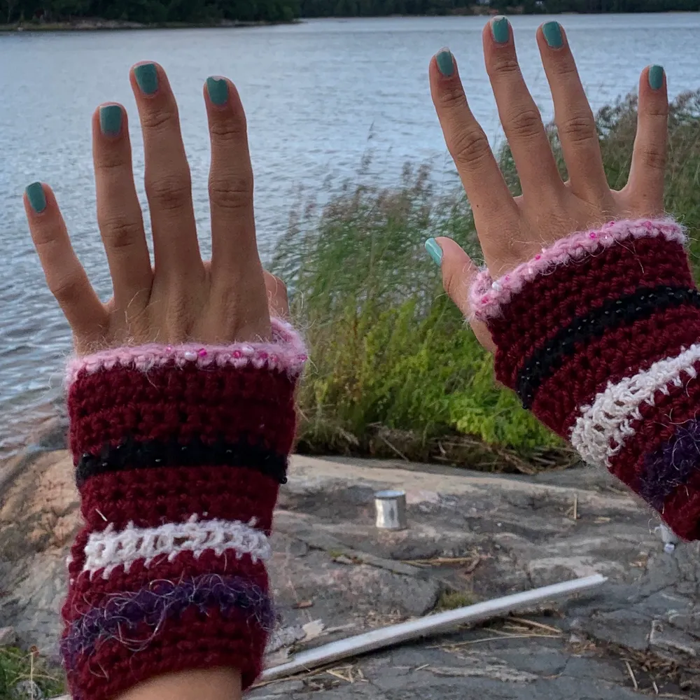 Egenvirkade wrist warmers! Går att få i massor av olika färger! Hör av dig här eller via Instagram @maskastudios för custom <3. Stickat.