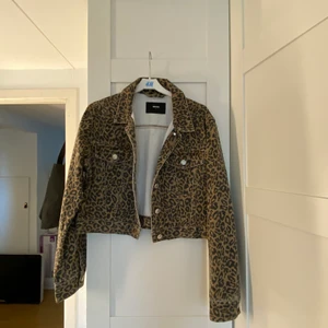 Jeans jacka med leopard mönster  - Säljer en ascool leopard jacka från bikbok i stl L. Perfekt om man vill ha en oversize jacka. Helt oanvänd och i nyskick. Säljs för 100kr + frakt runt 60