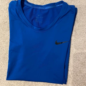 Nike tränings t-shirt - En tight passform, storlek S. Använd fåtal gånger och är i bra skick.   Frakt 49 kr. 😊