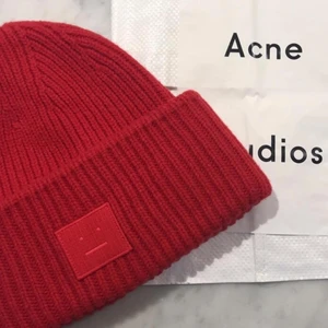 Acne mössa - Någon som vill byta mot en likadan fast i annan färg? Blev aldrig att jag använde min röda. 