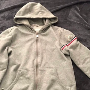 Moncler zip up hoodie  - 💫Kap💫 Säljer nu min Moncler zip hoodie eftersom den  har blivit för liten för mig tråkigt nog.  Den är i ett väldigt bra skick och har inga flaws någonstans. Nypris cirka 3000.  