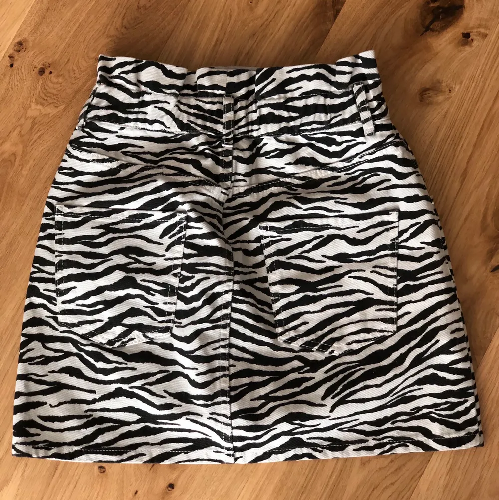 En zebra mönstrad jeans kjol i storlek S! 25:-. Kjolar.