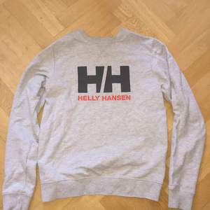 Snygg Helly Hansen tröja.  Använd 3 gånger. Den är som oanvänd.  Inga hål, inga negativa saker.  Köpt i butik för 800kr.  Storlek: Medium-Large.  