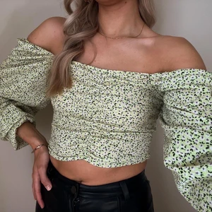 Blommig top - Fin mönstrad top från Noisy May med stretch. Topen är aldrig använd och lappen sitter kvar. Nypris 299kr. Storlek: XS (strechig så kan passa lite olika storlekar, jag är 166cm och brukar vanligtvis ha S)