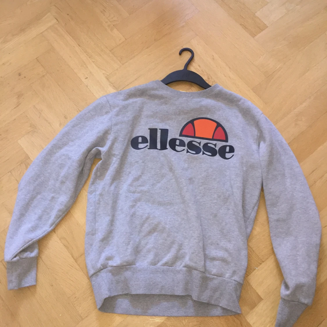 Ellese tröja. Märkeskläder. Märkes