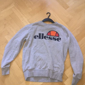 Ellese tröja. Märkeskläder. Märkes - Märkes tröja. Ellese.  Skön och bekväm.  Inga håll eller negativa egenskaper.  Använd 3 gånger.  Köpt i butik för 899kr.  