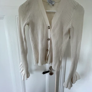 Fin kofta  - Tajt sittande kofta, fin kvalitet!  Köpt ifrån &other stories  Inte använd mkt därför säljs 