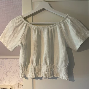 Topp från Nakd - Supersöt topp från Nakd! Går att ha både off shoulder och ”vanligt”. Knappt använd, strl XS🫶