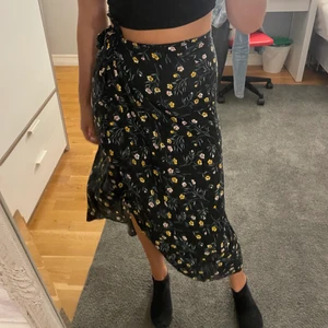 Omlott kjol - Omlottkjol från hm! Den är i storlek 40 men den går att knyta ihop till vilken storlek som helst! Köpare står för frakt 