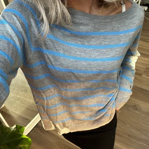 Zara - Den randiga tröjan från Zara som var väldigt populär i vintras, aldrig använt då jag inte tyckte om passformen, storlek S. Pris 80kr🌸