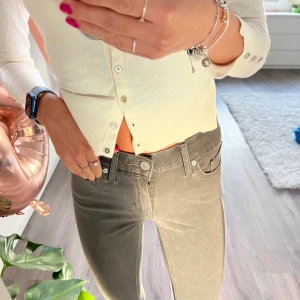 Levis jeans - Grå lågmidjade levis jeans, helt nya då de aldrig kommit till användning. Storlek W23 L30 skulle säga xxs/xs stretchiga så passar nog även en S. Jag är 166cm o de är perfekt längd på mig. Pris 100kr+ frakt