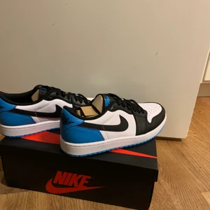 Jordan 1 low  - Hej jag säljer mina Jordan 1or. Dom e helt nya och jag van dom på sns  Jag säljer dom för jag vill köpa ett par andra skor och dom är 100% äkt. Storlek 41