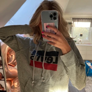 Levis - Grå levis hoodie i väldigt bra skick, använd ett fåtal gånger. Storlek xs men Oversized. Pris 100kr + frakt🌸