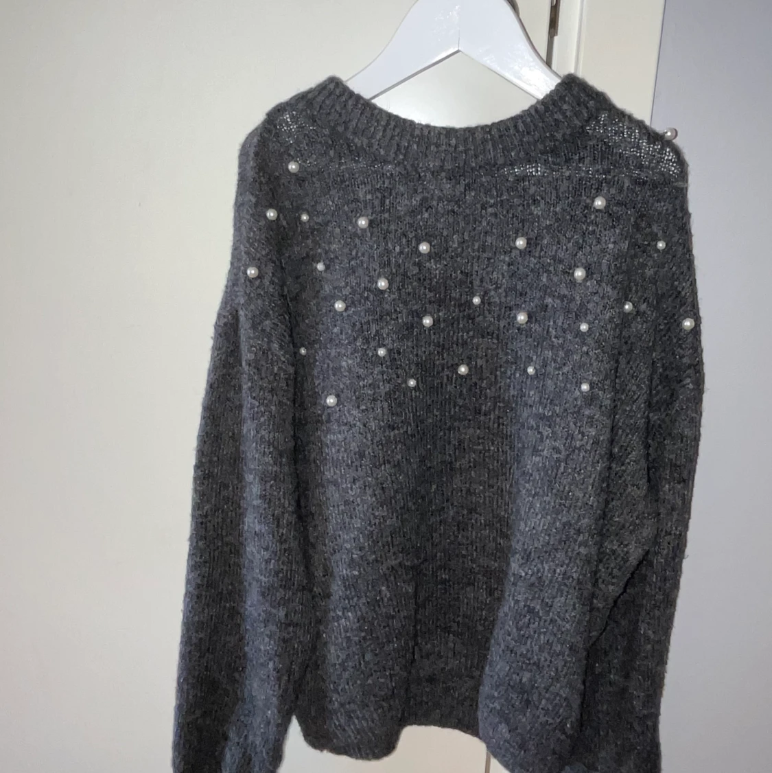Stickad tröja med pärlor på från HM