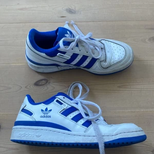 Adidas forum low  - Säljer dessa jätte fina adidas forum Low i storlek 38 2/3!!!😍 Har använt i ungefär två månader, säljer pga att dom blivit för små. Dom är i bra skick förutom att min syster ritat typ en stjärna på dom men det går nog bort med typ aceton!🤗 nypris: 1200!!😇