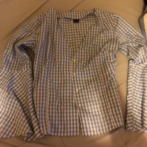 Tröja med flare armar strl M/L - Helt ny skick, 