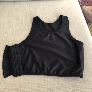 Binder - Svart binder. Hakar i ena sidan. Passade märkligt så jag sydde om den. Passade bättre sen. Perfekt för de med strl 70B i BH. Köptes på amazon så är osäker på material och hur säker den är men den funkar bra