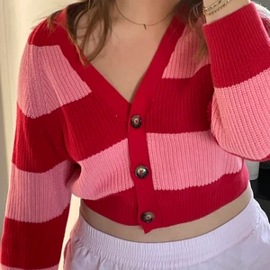Monki kofta - Rosa & röd stickad tröja från Monki i storlek XS! 💕